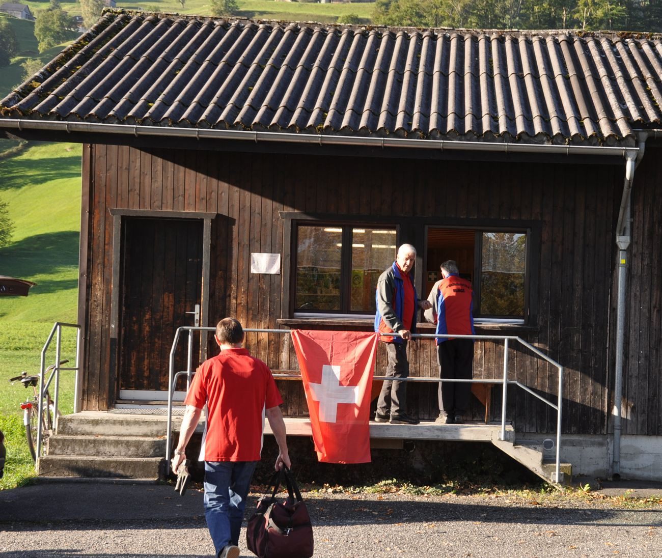 Schützenhaus Tannerbrüel in Wangs mit Schweizer Fahne